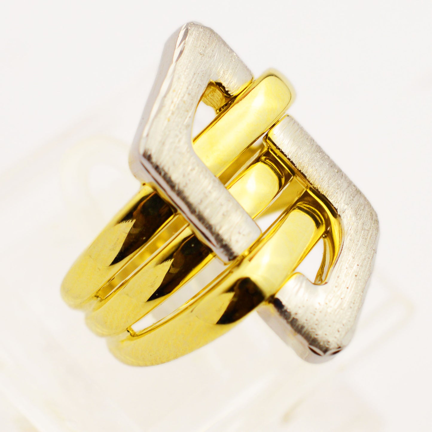 Gold finger ring made of white and yellow gold