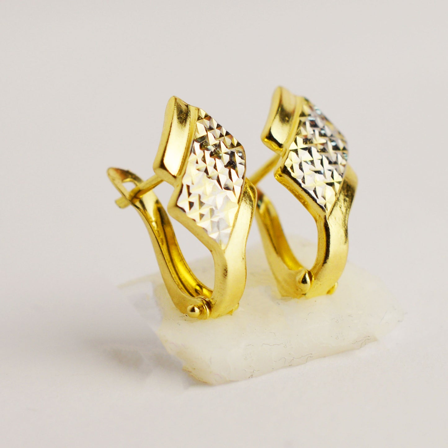Gold lightweight earrings