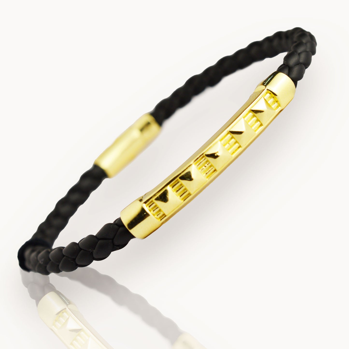 Златна мъжка гривна с черна кожа