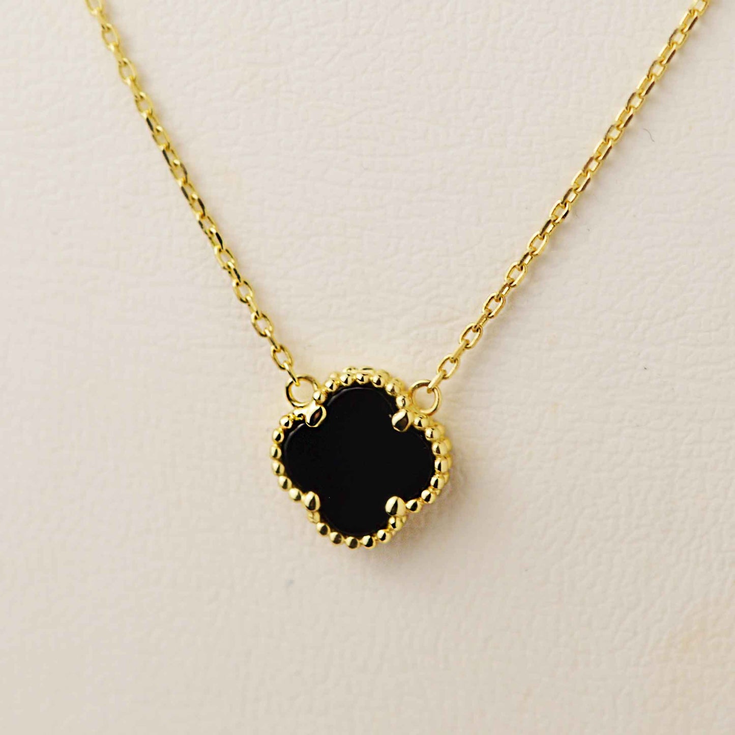 Van Cleef - yellow gold necklace with onyx
