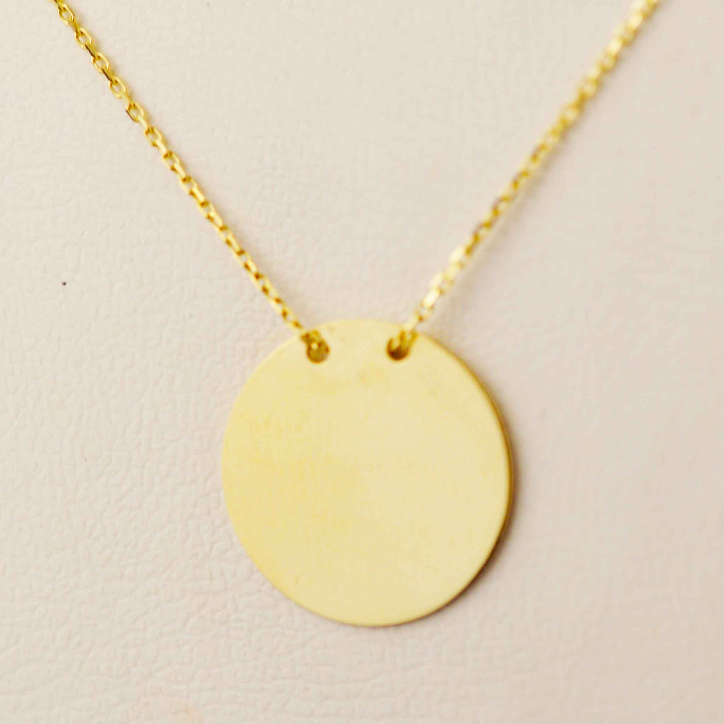 Yellow gold necklace with a plate