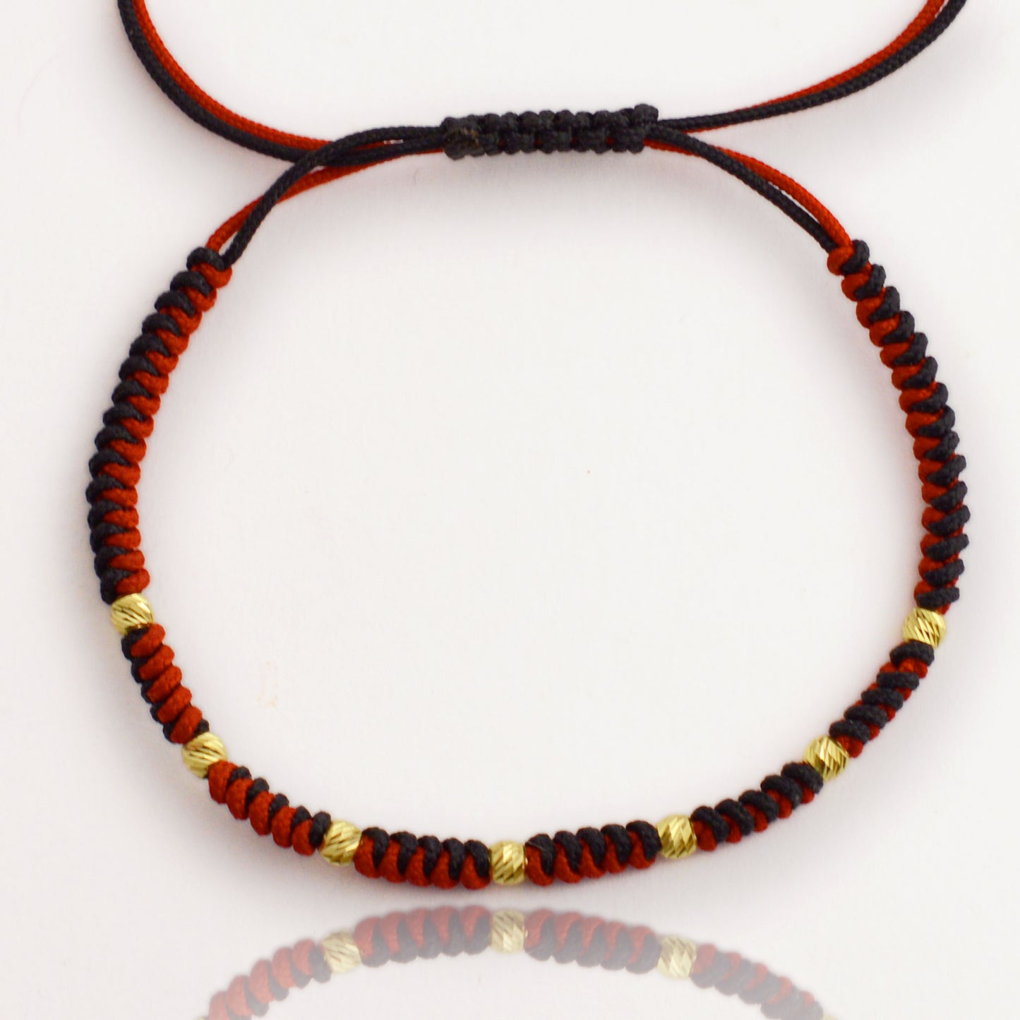 Злато на конец - червен и черен конец