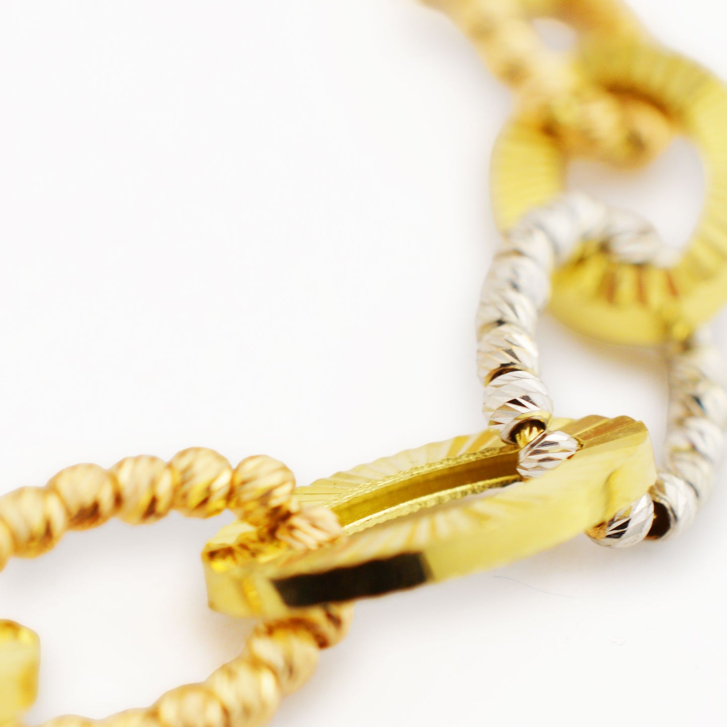 Златна гривна бяло, жълто и розово злато