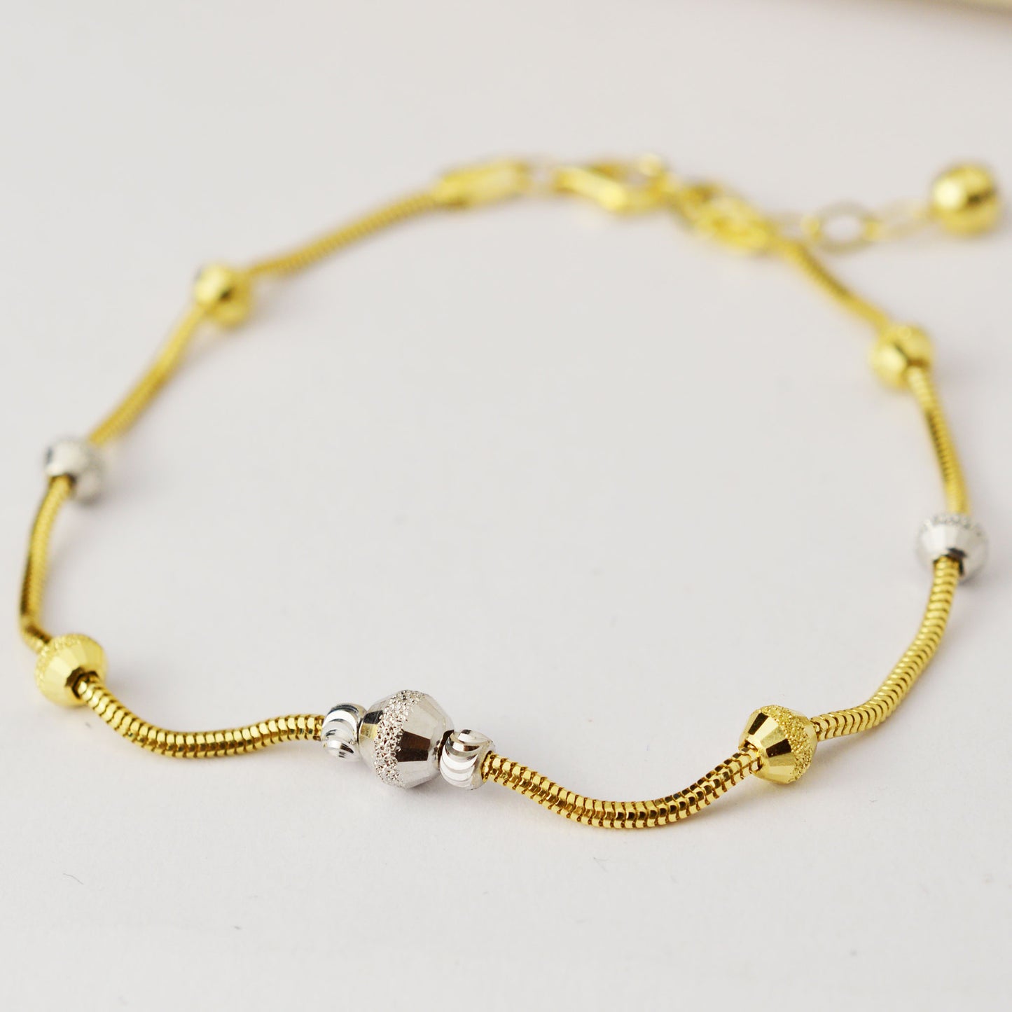 Gold bracelet made of white and yellow gold
