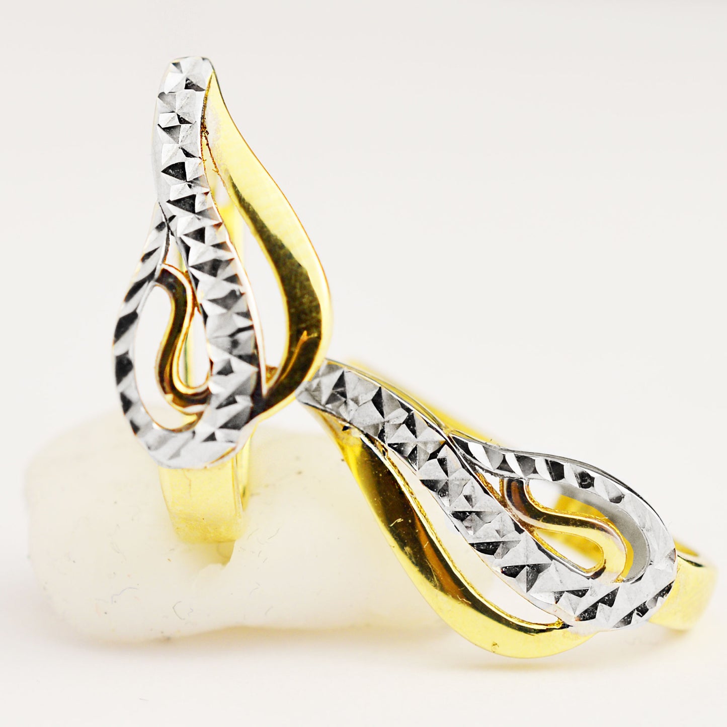 Lightweight women's earrings