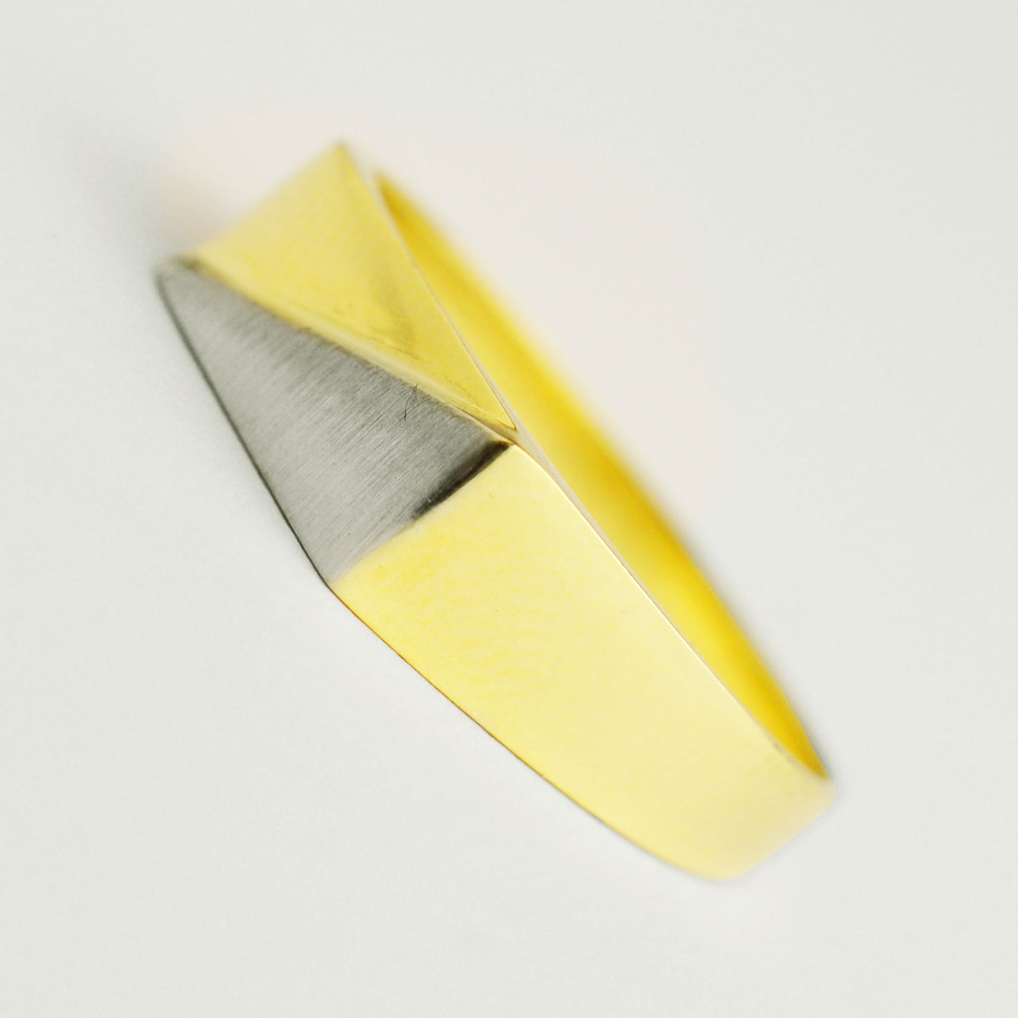 Men's ring made of white and yellow gold