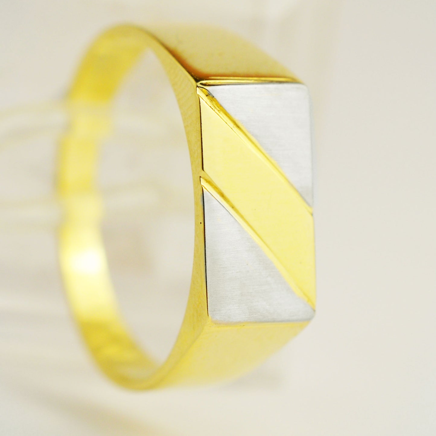 Men's ring made of white and yellow gold