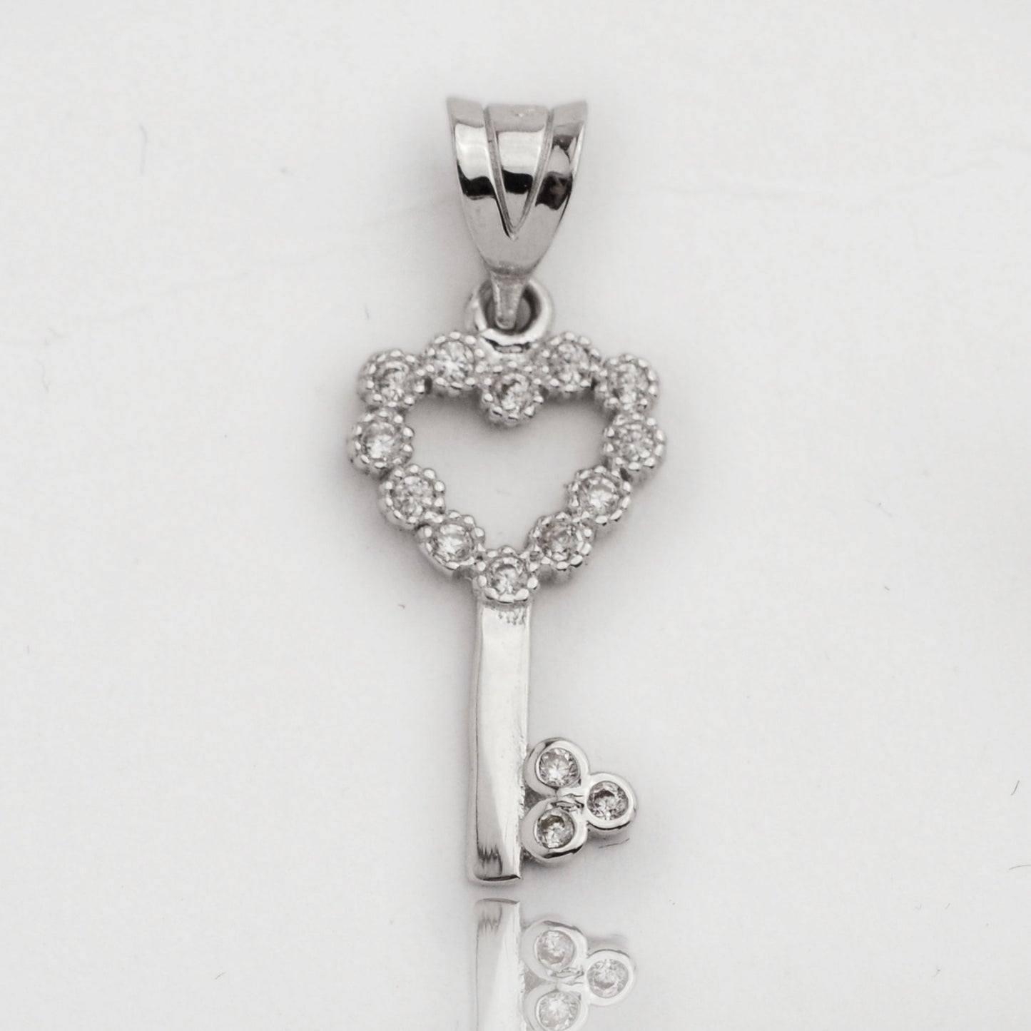 Златна висулка от бяло злато - Ключ (1.5см)