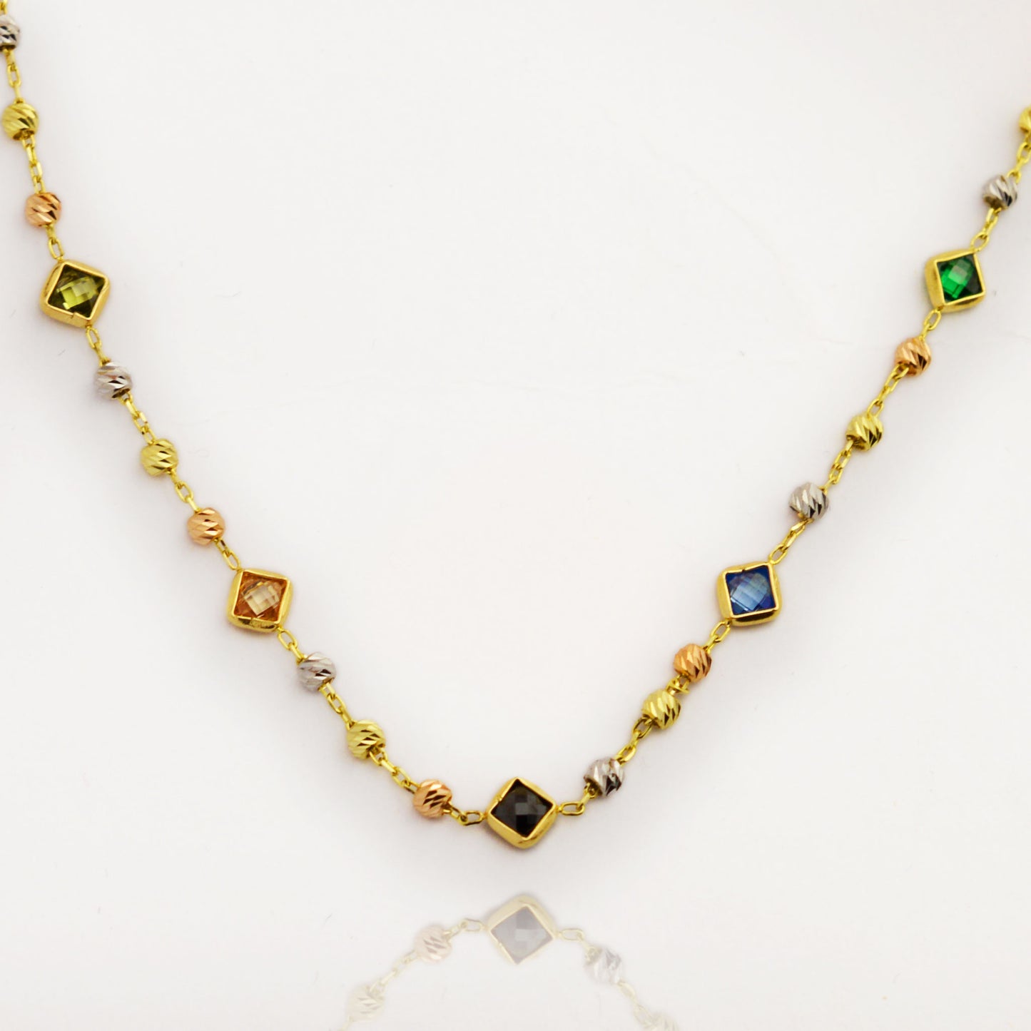 Златно колие с бяло жълто и розово злато