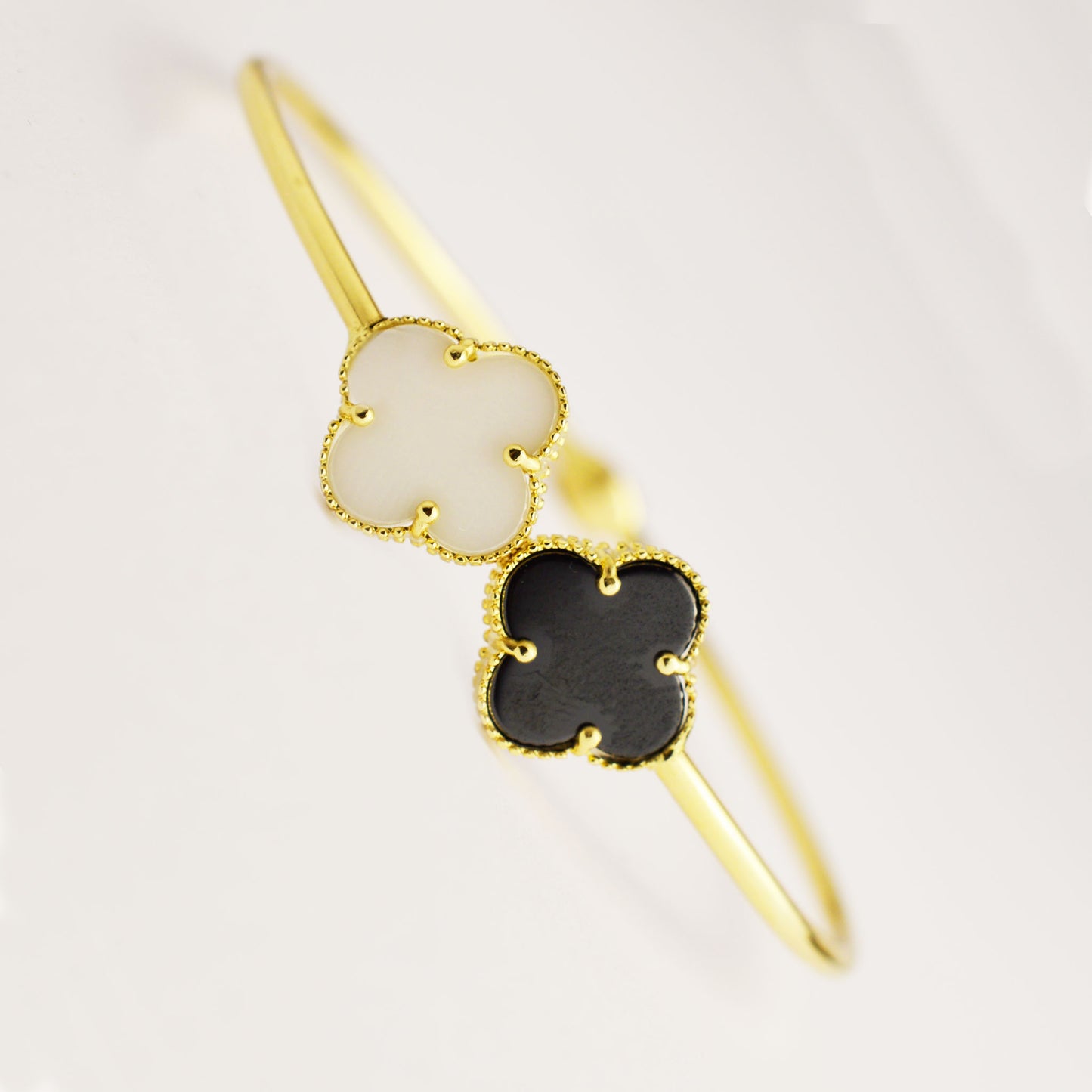 Твърда златна гривна тип Van Cleef
