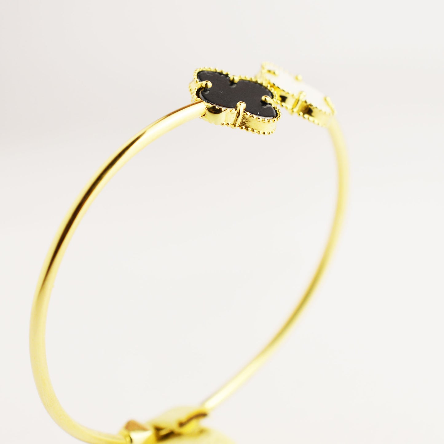 Твърда златна гривна тип Van Cleef