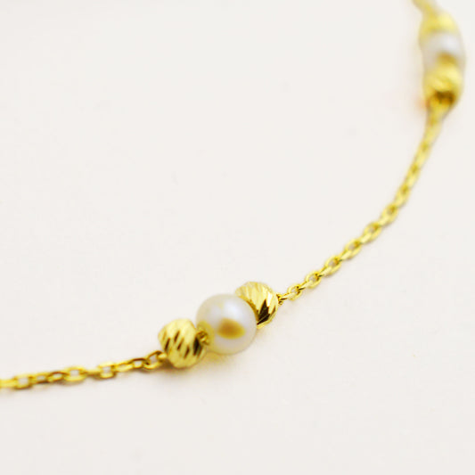 Златна гривна с перли