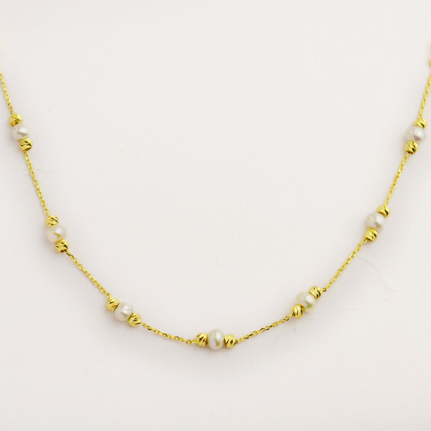 Gold necklace with pearls