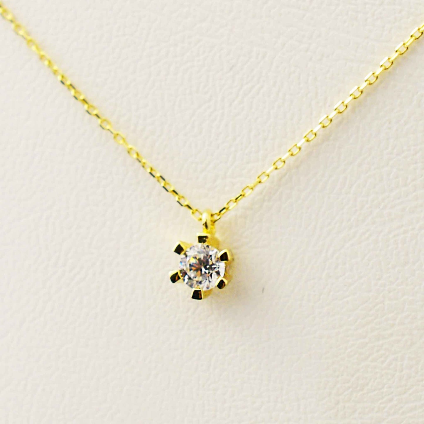 Gold necklace with pendant