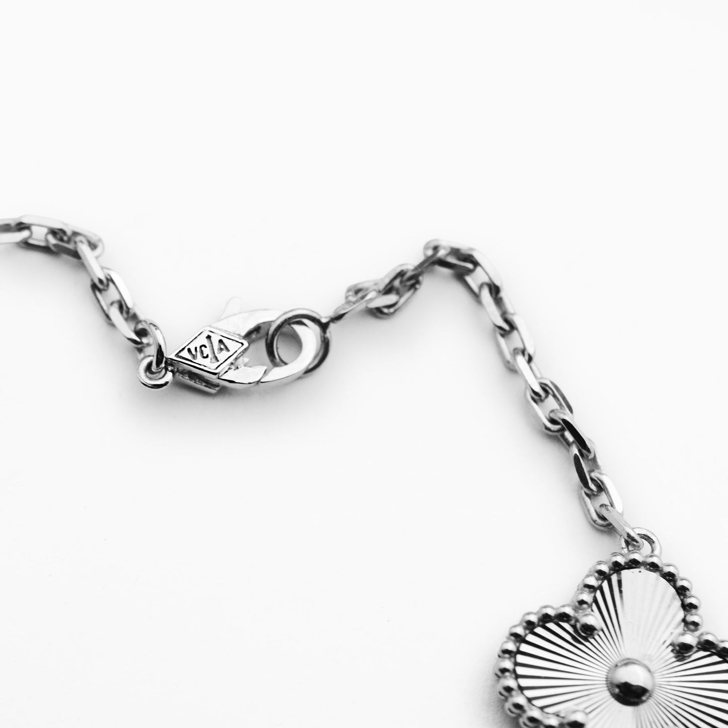 Златна гривна от бяло злато Van Cleef - Yaniko Gold