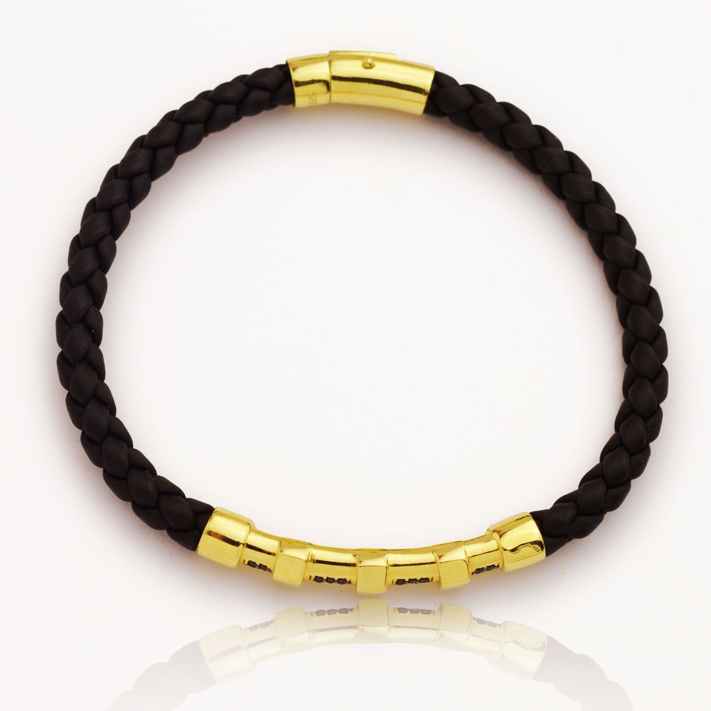 Златна мъжка гривна с черна кожа