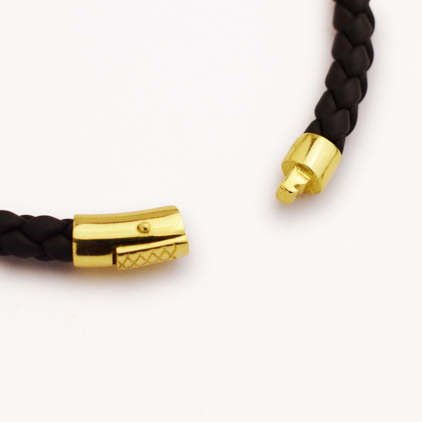 Златна мъжка гривна с черна кожа