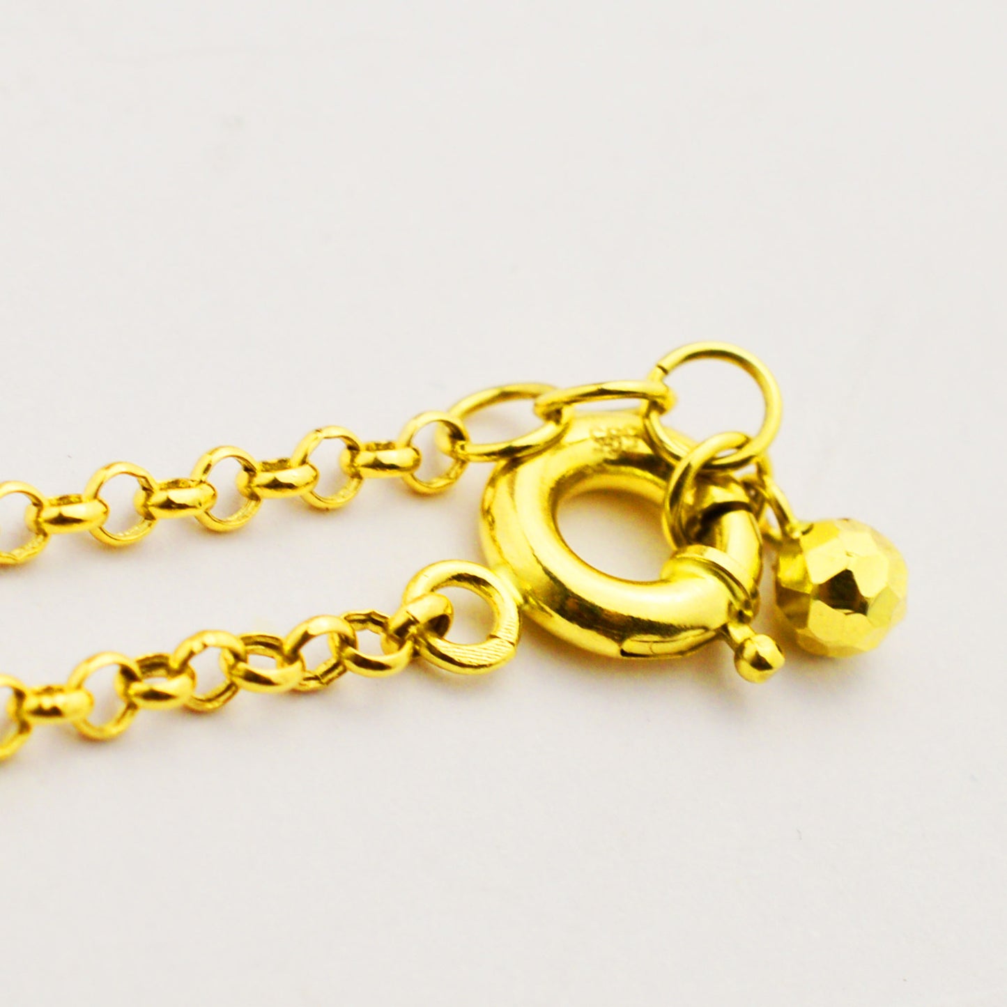 Gold chain made of white and yellow gold