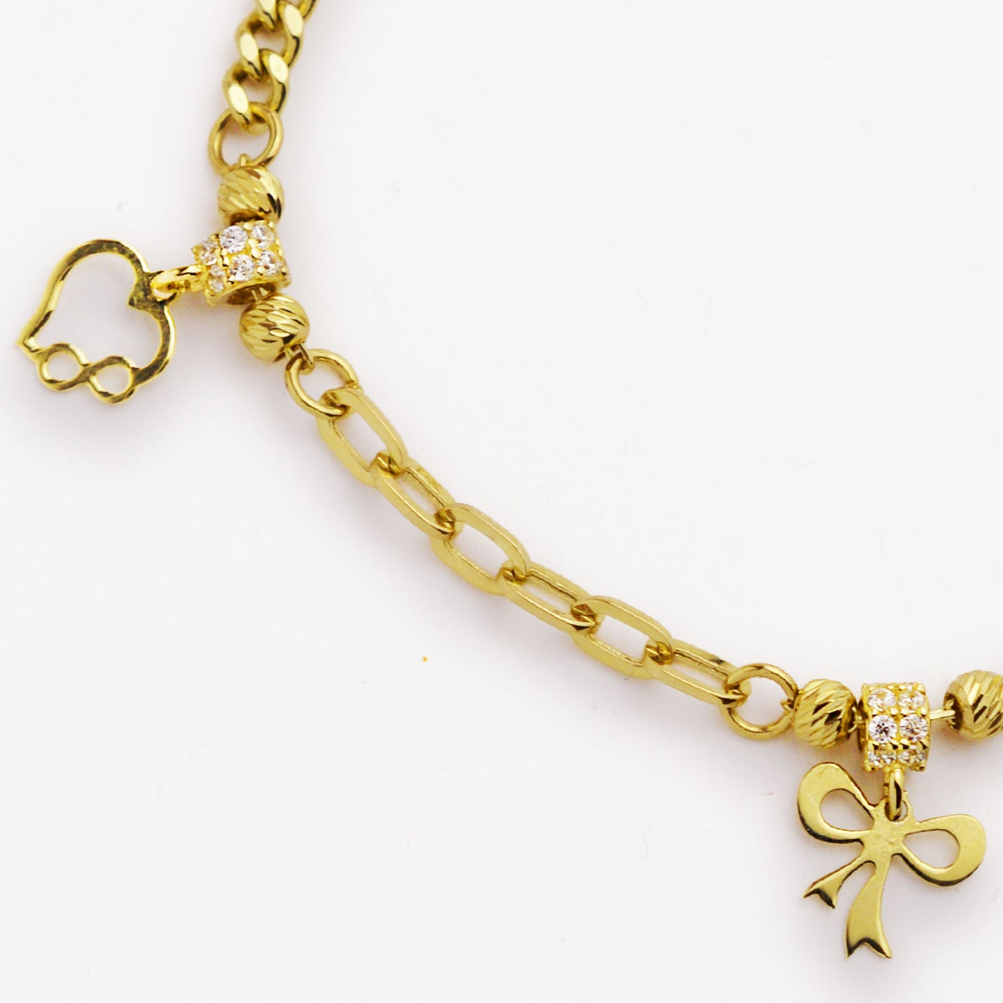 Златна гривна с висящи елементи