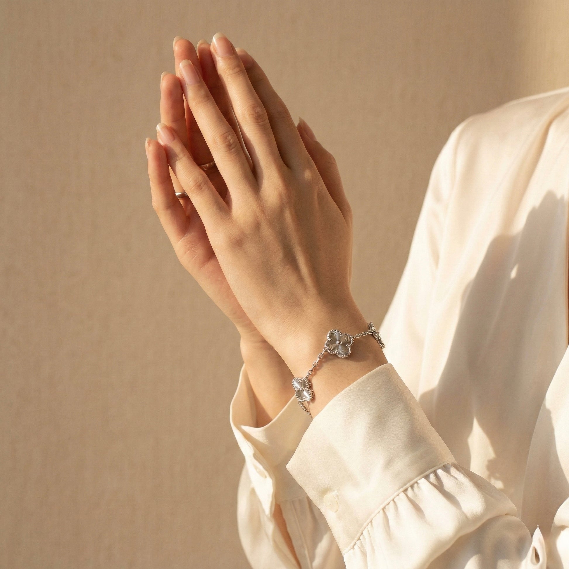 Златна гривна от бяло злато Clover - Yaniko Gold