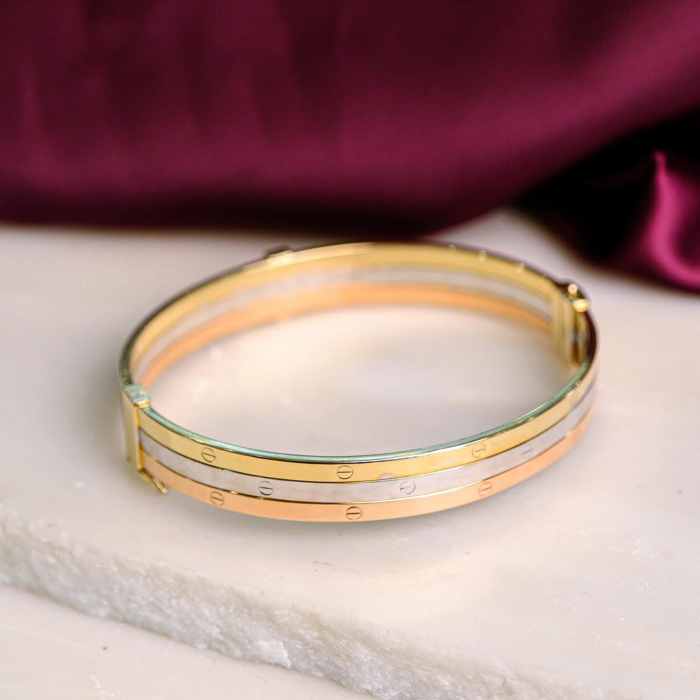 Златна твърда гривна модел Cartier
